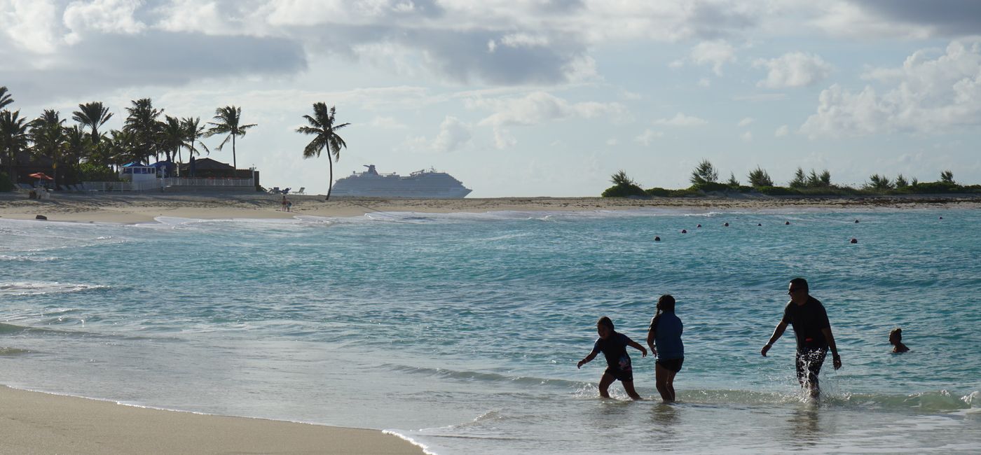 Image: Travelers at Atlantis Resort in the Bahamas. (photo by Brian Major)