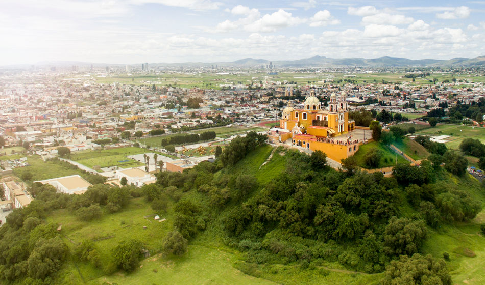 Desde lo alto del Santuario de la Virgen de los Remedios, el visitante domina la ciudad sagrada de Cholula. (Photo via:  iStock / Getty Images Plus /  Orbon Alija).